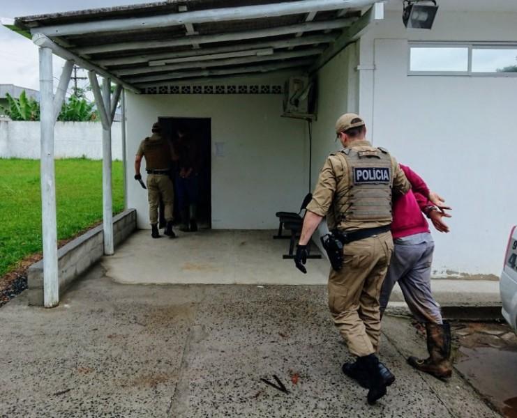Jovens são presos com rifle, munição e silenciador em Caravaggio