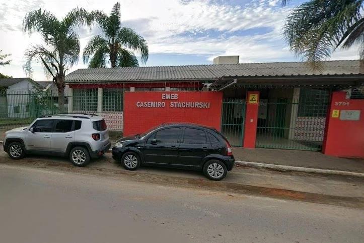 Cachorro que mordeu alunas em escola de Criciúma invadiu pátio e sala de aula