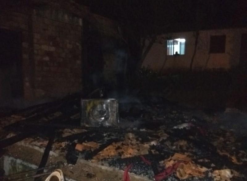 Corpo de Bombeiros combate fogo em Pescaria Brava