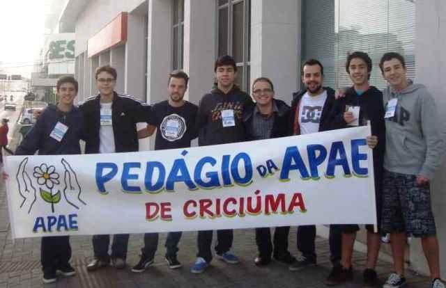 Pedágio das Apaes: Voluntários buscam recursos para instalação de um elevador
