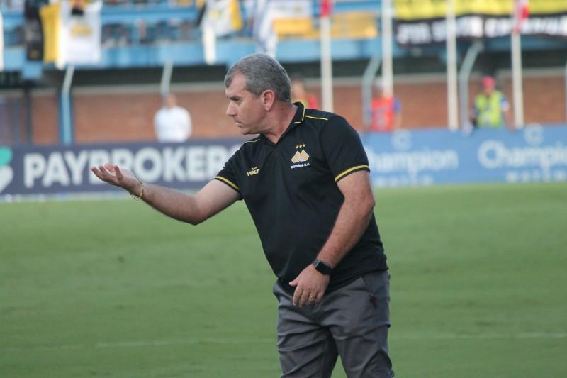 Claudio Tencati celebra persistência do time e vibra com empate nos acréscimos diante do Avaí