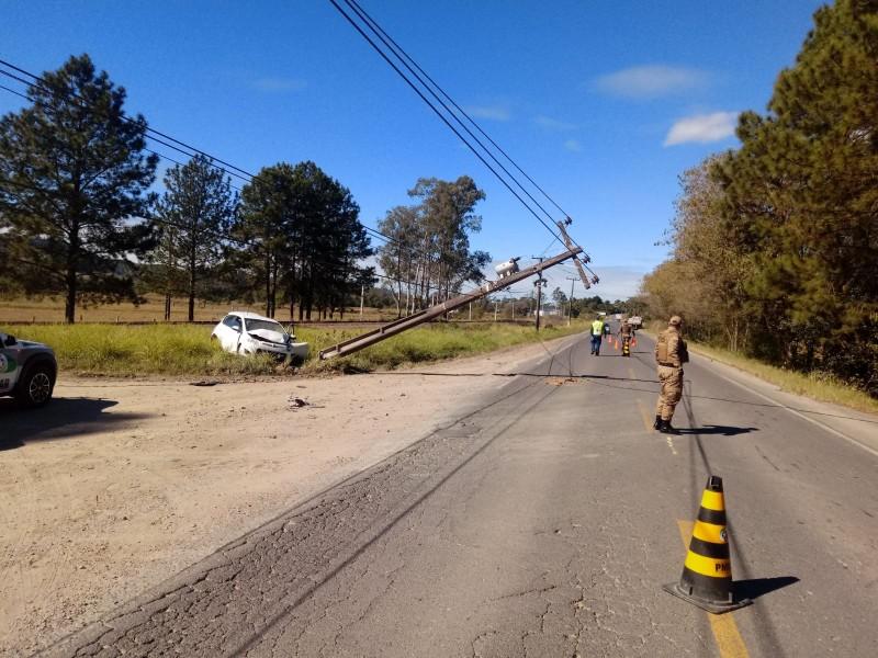 Carro colide em poste em acidente envolvendo carreta em Urussanga