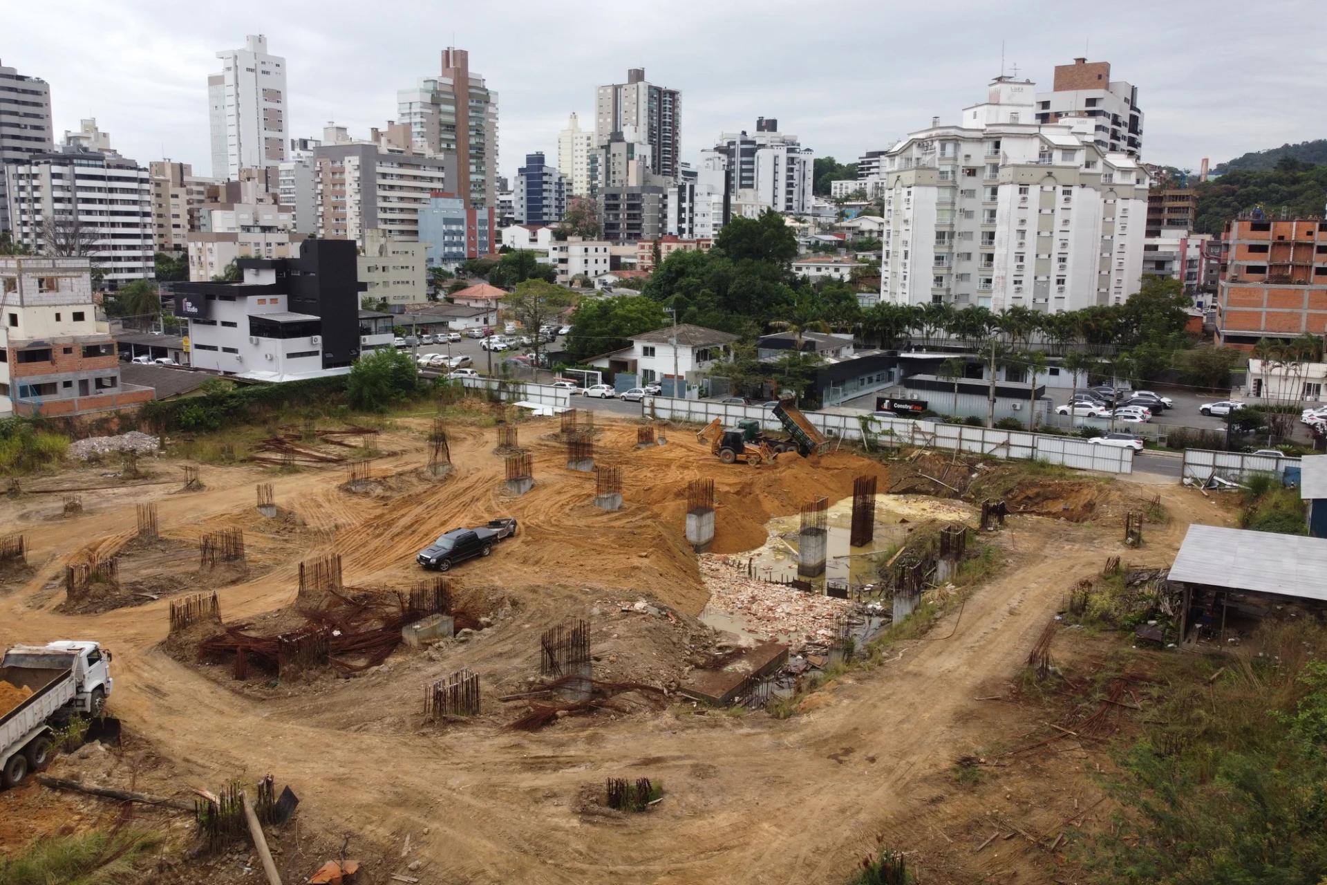 Vídeos e fotos: obras de aterramento do Santa Vita estão na reta final em Criciúma