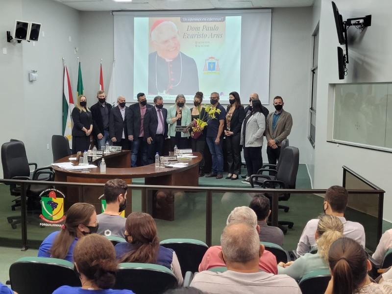 Dom Paulo Evaristo Arns é homenageado na Câmara de Forquilhinha