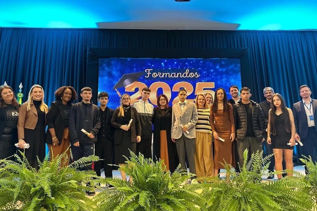 Formatura do EJA de Criciúma celebra conquista de quase 250 estudantes
