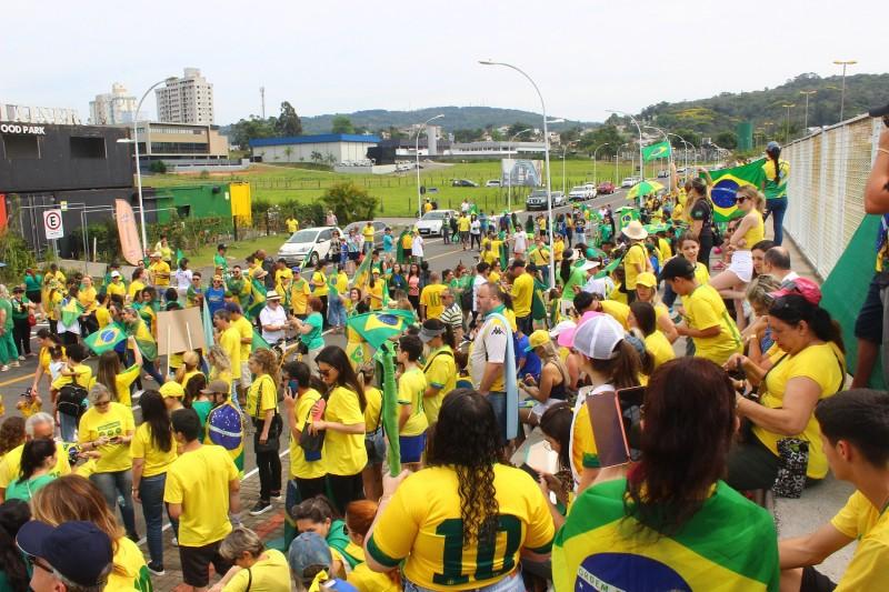 Passeata em defesa dos princípios cristãos reúne manifestantes na Rua da Gente
