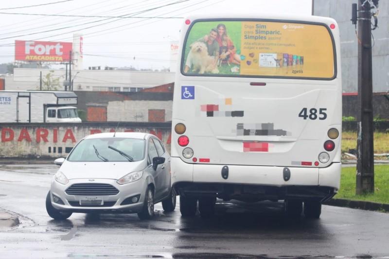 Carro e ônibus colidem em cruzamento no bairro São Luiz