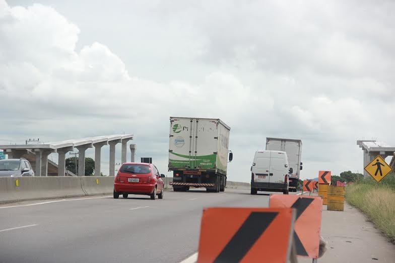 Dnit instala vigas em passarela na BR-101 nesta terça