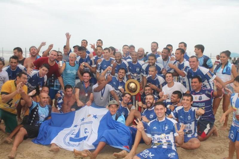 O campeão Praia levanta mais uma taça