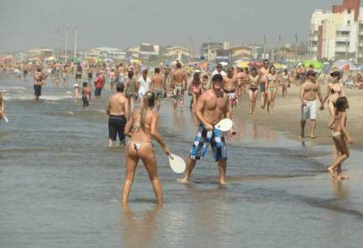 Balneário esvaziado, praia lotada (vídeo)