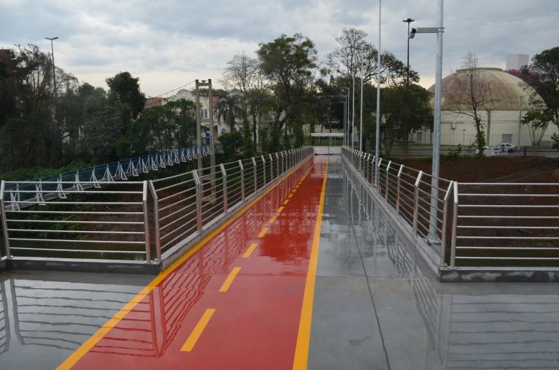 Pedestre leva choque elétrico na passarela de concreto em Tubarão