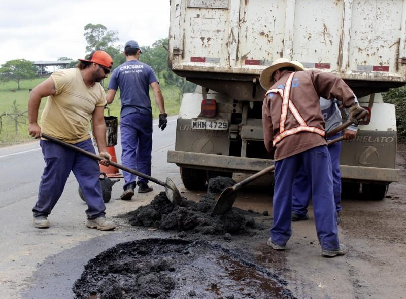 Prefeitura reinicia operação tapa-buracos