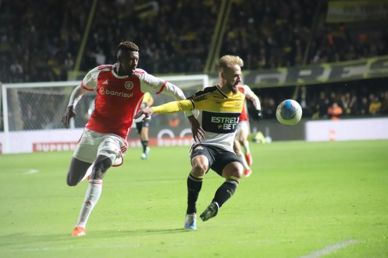 Contra o Internacional, Criciúma sai atrás no placar, mas consegue arrancar empate no segundo tempo