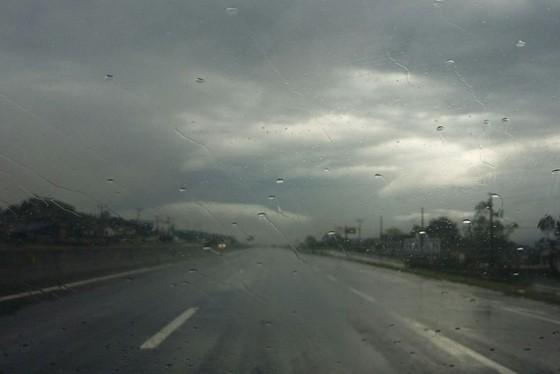 Tempo nublado e chuvoso deve se manter até novembro 