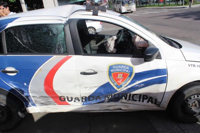 Viatura da Guarda Municipal capota na avenida Centenário 