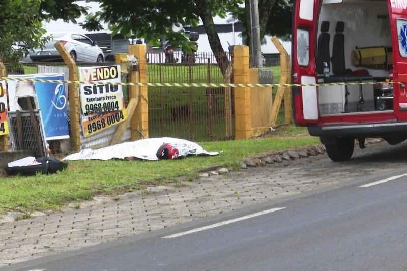Motociclista com 26 anos morre em colisão frontal 