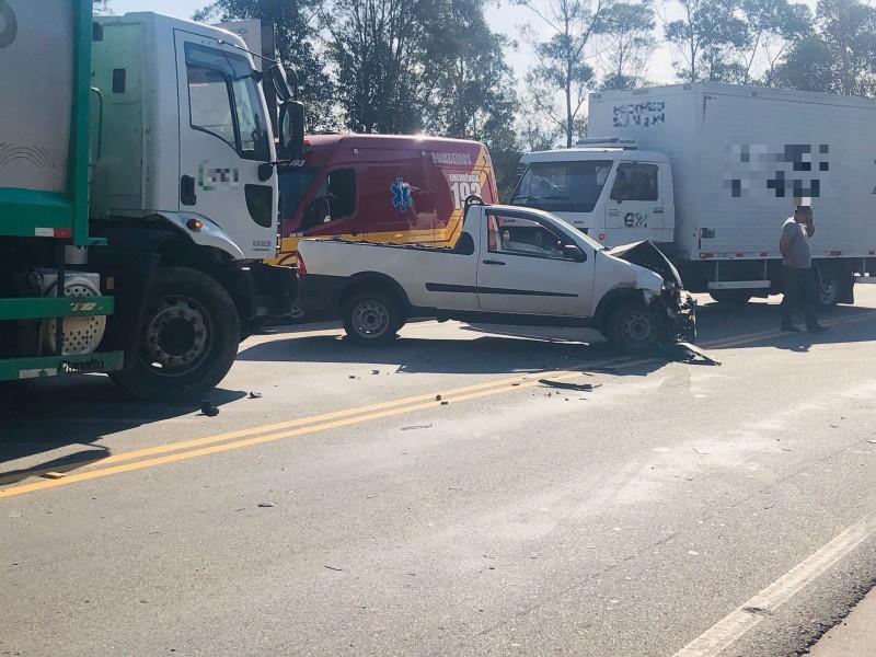 Strada e Kombi colidem na rodovia Jorge Zanatta, em Içara; veja vídeo