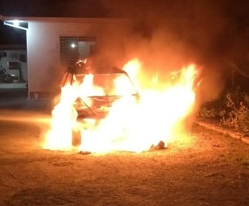 Veículo é destruído pelo fogo em Tubarão