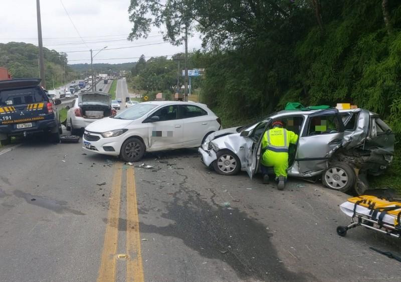 Motorista com carro de Criciúma e com 202 quilos de maconha tenta fugir da PRF e causa acidente