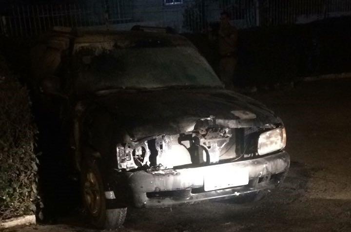 Carro é atingido por coquetel molotov