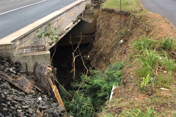 Inacabada, ponte do bairro Santo Antonio é depósito de lixo