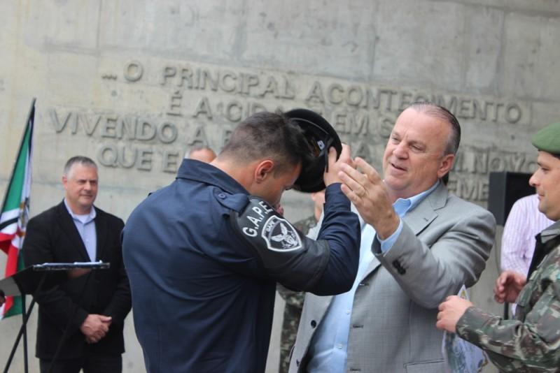 Guardas municipais recebem boinas após conclusão de curso