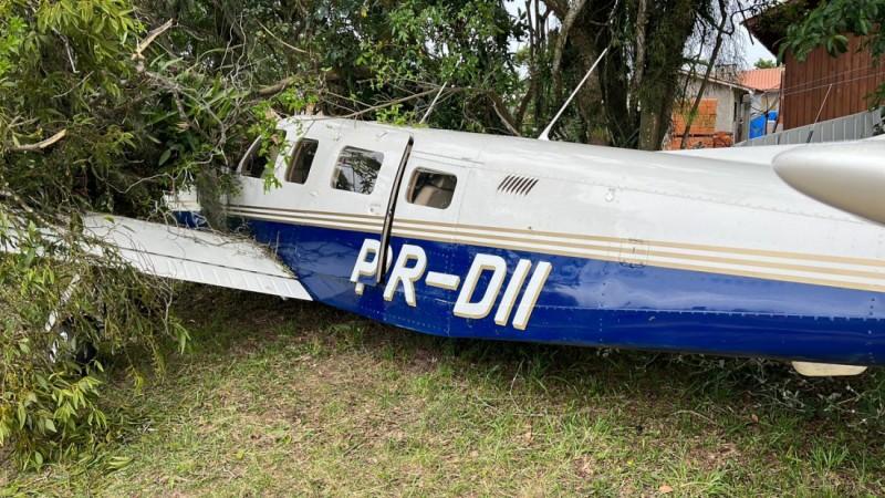 Avião colide em árvore ao pousar em Imbituba e piloto fica ferido