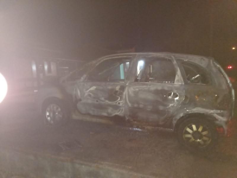 Veículo Chevrolet Meriva é destruído por incêndio em Içara