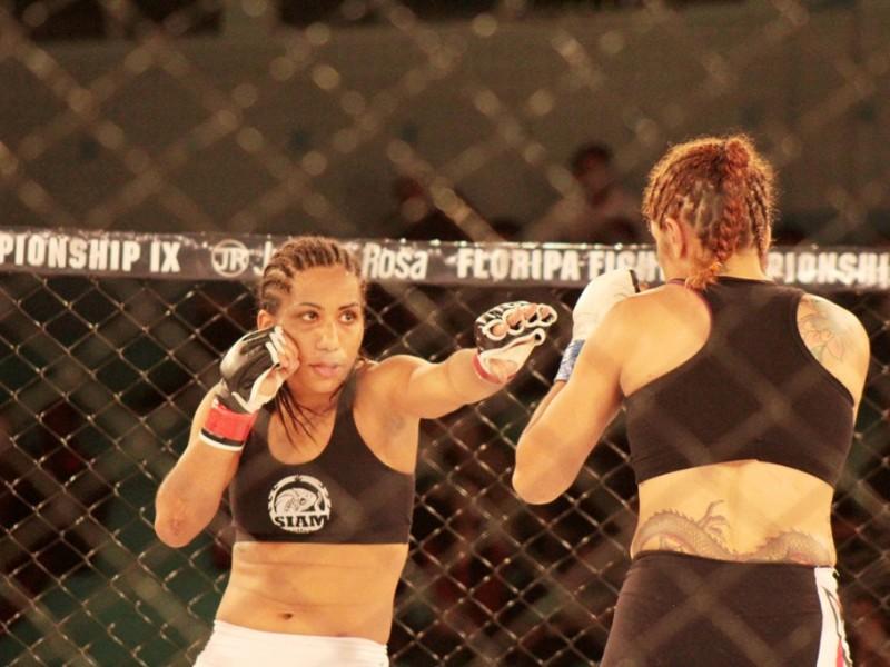Lutadora de MMA de Imbituba faz luta internacional ao vivo
