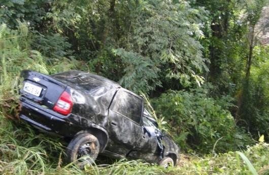 Jovem perde controle de carro e cai em barranco em Orleans
