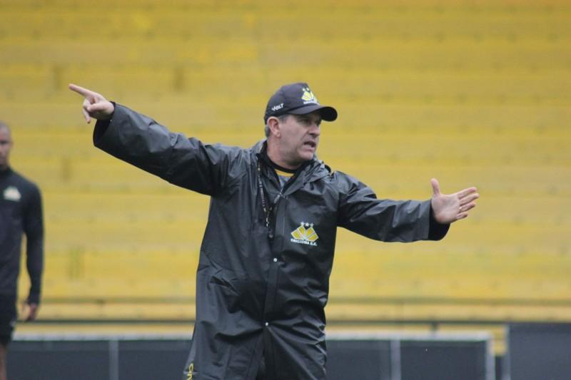 Precisando vencer para se reaproximar do G4, Criciúma recebe o líder da Série B neste domingo