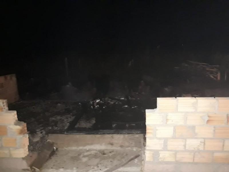 Casa é destruída por incêndio em Balneário Gaivota