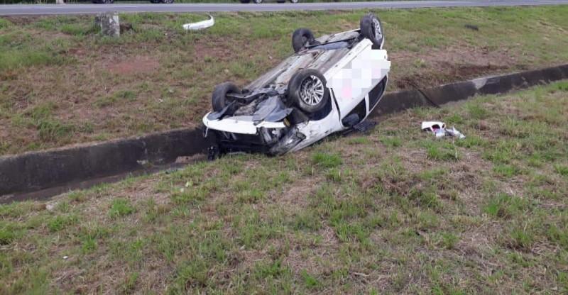 Motorista perde o controle da direção e capota veículo na BR-101 