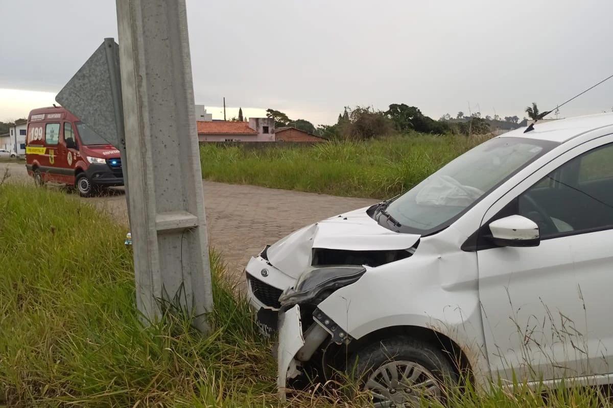 Homem é encaminhado ao hospital após colidir carro em poste