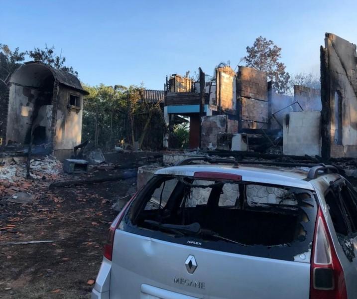 Casa, carro e moto são atingidos por incêndio em Imbituba