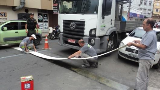 Anel Viário Central recebe faixas de pedestres termoplásticas