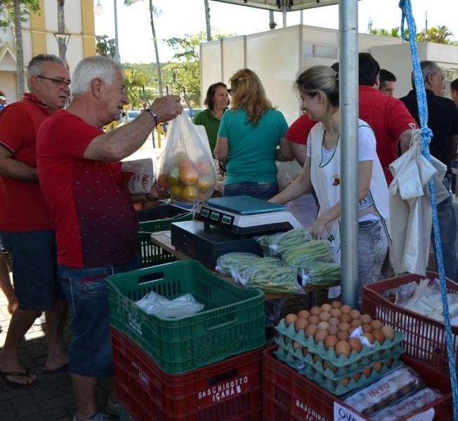 Feira da Agricultura Familiar é inaugurada na Praça da Matriz