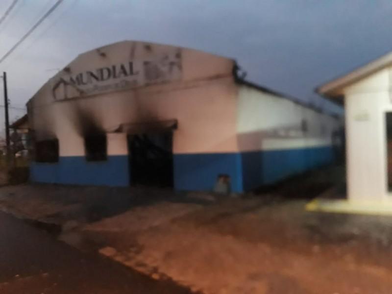 Incêndio de grandes proporções atinge igreja em Sombrio 
