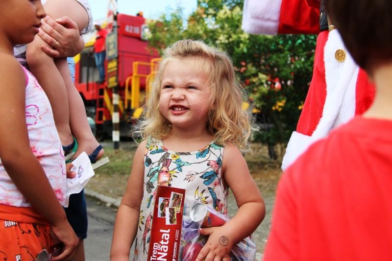 Papai Noel Ferroviário enche de alegria e distribui brinquedos para crianças 