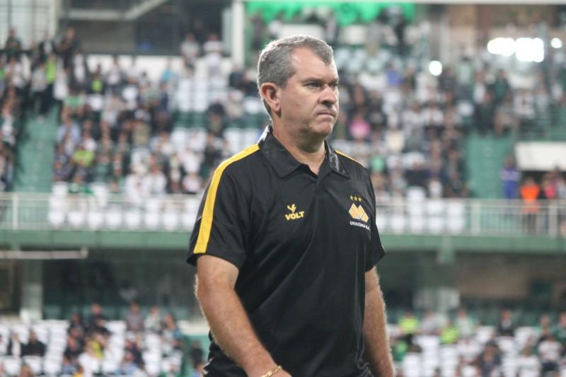 'Caiu, mas caiu em pé', afirmou o técnico Cláudio Tencati