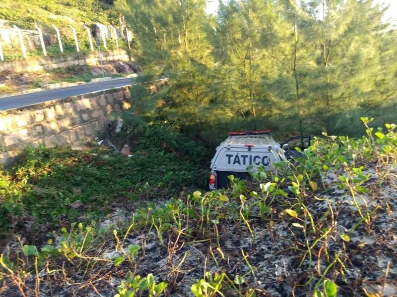  Viatura da Polícia Militar capota em Laguna