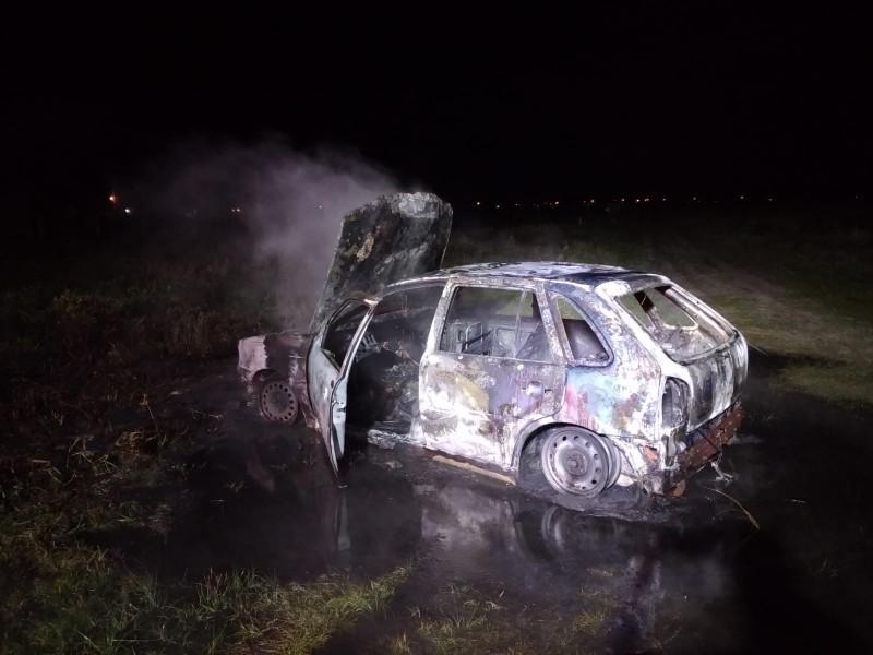 Em Balneário Arroio do Silva, veículo é destruído por incêndio 