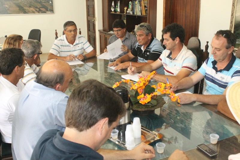 Prefeito de Maracajá tem reunião de trabalho com diretores e secretários 