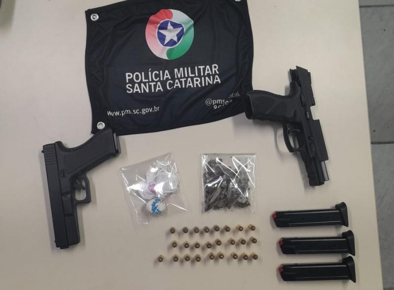 Durante fiscalização de trânsito, PM apreende drogas, arma de fogo e simulacro em Siderópolis