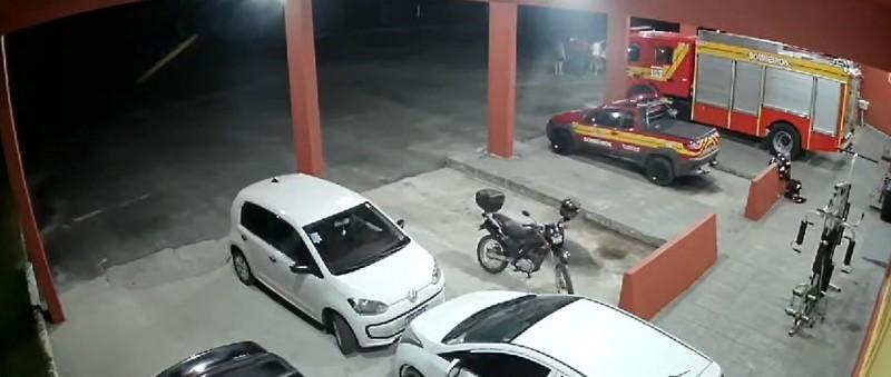 Vídeo: bombeiros de Lauro Müller desengasgam bebê levado às pressas ao quartel