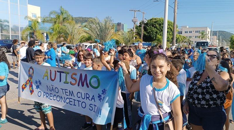 Caminhada pela Conscientização do Autismo reúne centenas de pessoas em Imbituba