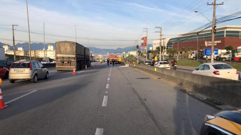 Motorista de caminhão com placas de Içara atropela pedestre em São José