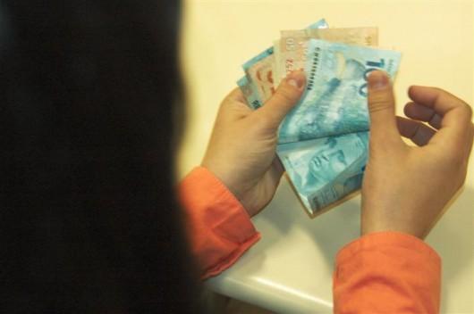 Saiba como poupar o reajuste de R$ 44 do novo salário mínimo