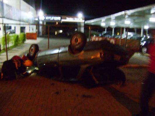 Carro capota em curva da avenida Jorge Elias de Lucca