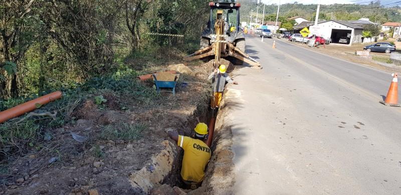 SC-390 está com interdições  parciais para execução de obras de saneamento 